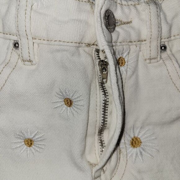 KHAKI AND BLUE DAISY SHORTS. ^ - Picture 6 of 6